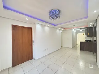 Corredor com piso cerâmico e iluminação moderna no teto.