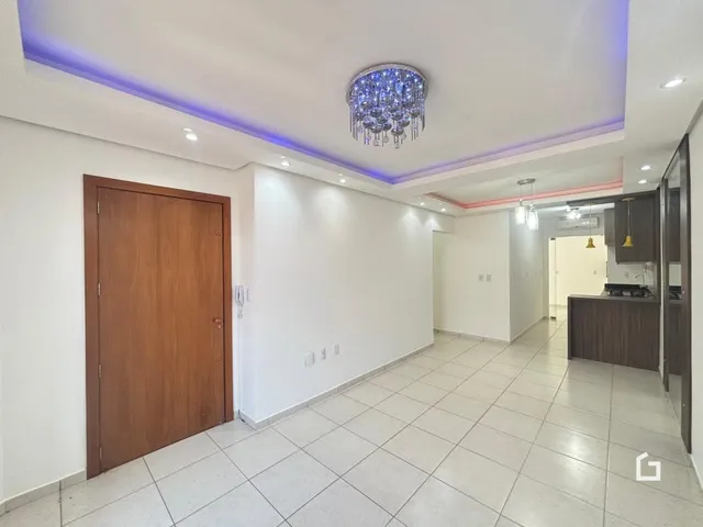 Corredor com piso cerâmico e iluminação moderna no teto.