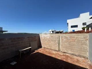 Parede de tijolos de um terreno em Lajeado, Brasil sob céu azul.