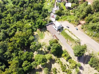 Vista aérea de uma propriedade com vegetação densa em Lajeado.