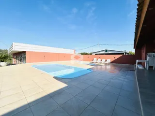 Vista da área da piscina e do pátio de uma propriedade em Lajeado.