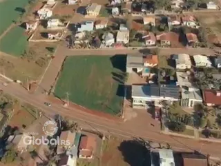 Vista aérea de uma propriedade rural em Lajeado, Brasil, mostrando campos e estruturas residenciais.