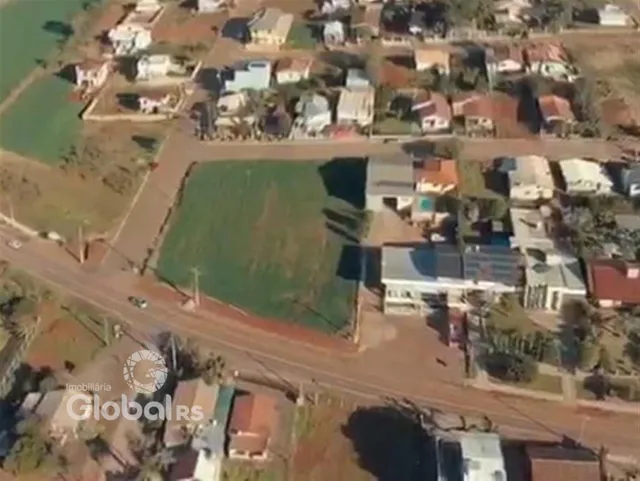 Vista aérea de uma propriedade rural em Lajeado, Brasil, mostrando campos e estruturas residenciais.