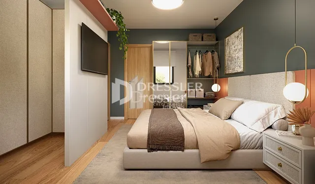 Quarto com cama e armários em madeira.