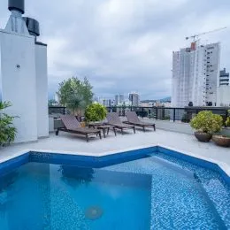 Foto de uma piscina externa em uma propriedade em Lajeado.