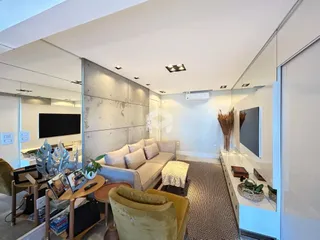 Sala de estar moderna com sofá e poltronas em um apartamento.