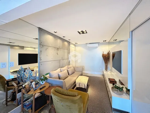 Sala de estar moderna com sofá e poltronas em um apartamento.