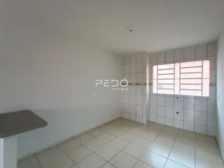 Ambiente interno de uma sala com piso de cerâmica e janela.