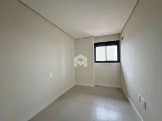 Corredor interno com janela de fundo.