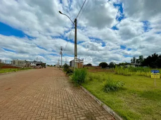 Vista da rua pavimentada com gramado ao lado em Lajeado, Brasil.
