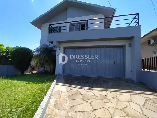 Fachada de uma casa moderna em Lajeado, Brasil, com garagem e varanda.
