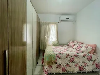 Quarto com cama e armários em um imóvel no Brasil.