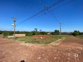 Vista externa de uma área pavimentada com tijolos no lote.