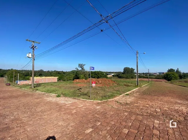 Vista externa de uma área pavimentada com tijolos no lote.