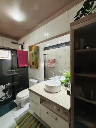 Banheiro com bancada dupla e box de vidro em um imóvel no Brasil.