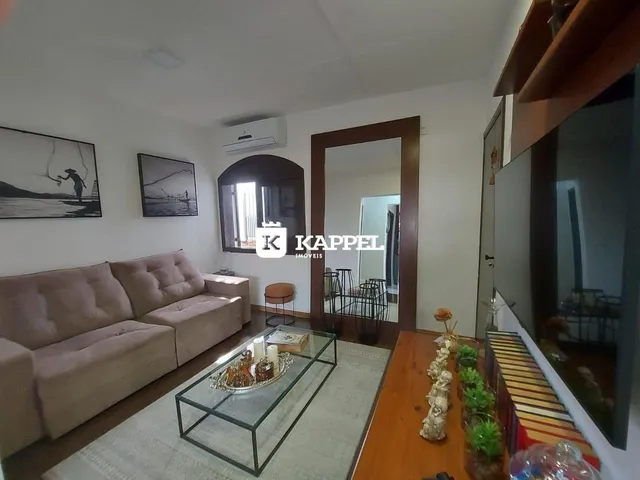 Sala de estar com sofá e mesa de centro.