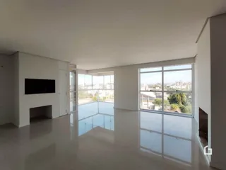 Sala de estar ampla com piso reflexivo e grande janela.