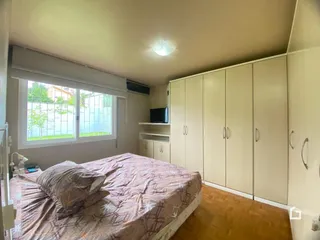 Quarto com cama e armário em um apartamento.
