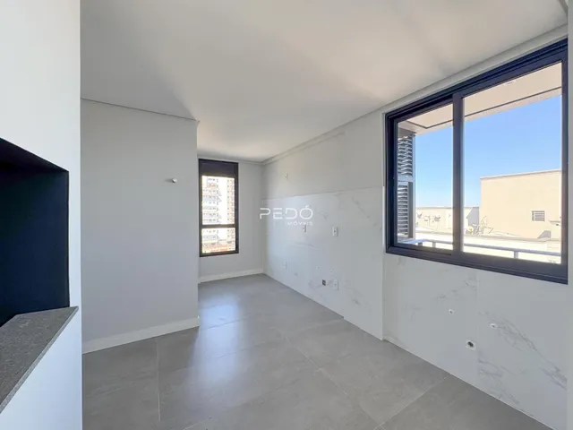 Sala de estar com piso de porcelanato cinza e grande janela.