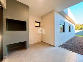 Interior de uma área com paredes cinzas e piso claro.