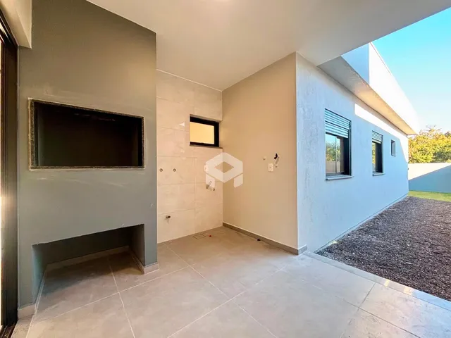 Interior de uma área com paredes cinzas e piso claro.