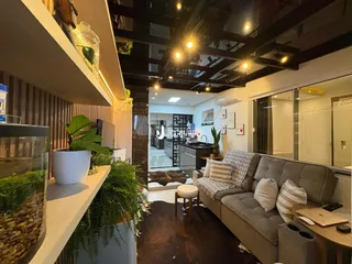 Sala de estar moderna com decoração de plantas e móveis.