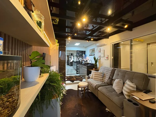 Sala de estar moderna com decoração de plantas e móveis.