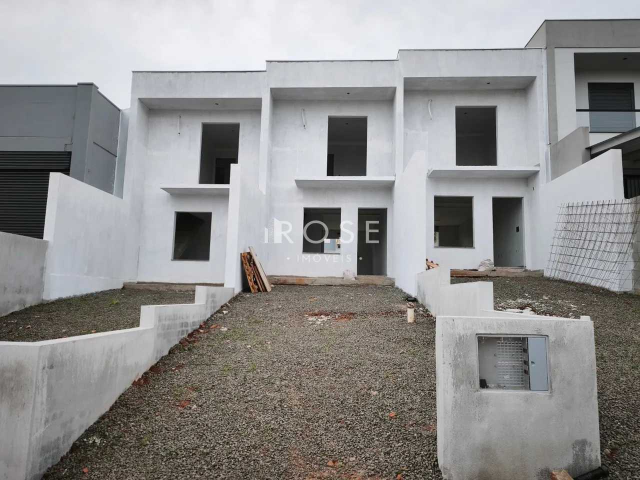 Fachada de uma residência moderna em construção em Lajeado.