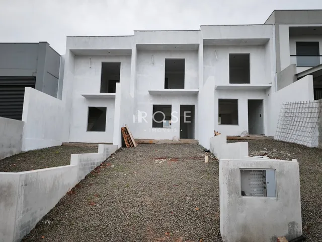 Fachada de uma residência moderna em construção em Lajeado.