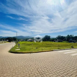 Vista da paisagem com estrada e área verde.