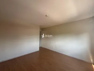 Ambiente interno com piso de madeira.