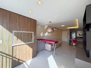 Imagem de uma sala de estar moderna com piso de cerâmica e armários de madeira.
