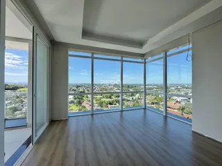 Sala ampla com vista panorâmica para a paisagem externa.