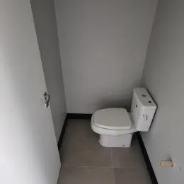 Foto de um vaso sanitário em um banheiro.