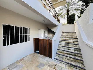 A fachada de uma residência em Lajeado, Brasil, mostrando a entrada e a escadaria externa.