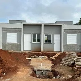 Fachada de uma construção em estágio de obra.