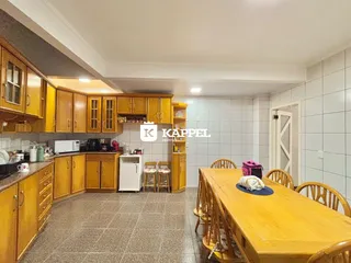 Foto de uma cozinha e sala de jantar com armários de madeira.