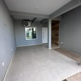 Hall de entrada com piso claro e ar condicionado instalado.