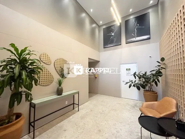 Sala de estar com piso claro e decoração minimalista.
