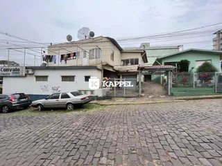 A fachada de uma residência em Lajeado, Brasil, com estacionamento na frente.
