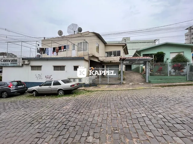 A fachada de uma residência em Lajeado, Brasil, com estacionamento na frente.