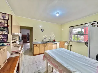 Quarto com cozinha integrada e janela na sala de Lajeado, Brasil.