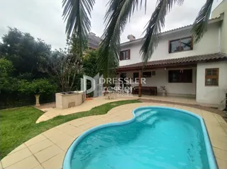 Foto de uma piscina e jardim de uma residência em Lajeado.