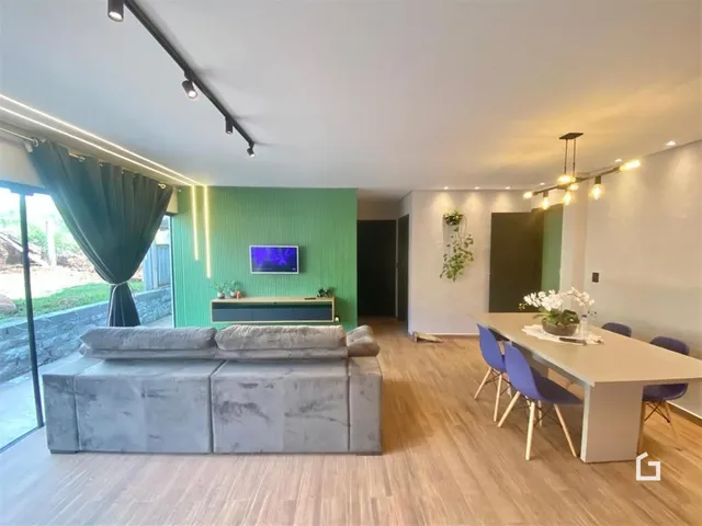Sala de estar com sofá e área de jantar em um imóvel no Brasil.