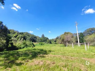 Campo verde com vegetação e cerca de madeira em Lajeado.