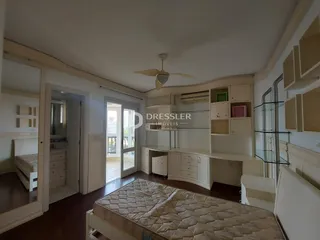 Quarto com armários embutidos e piso de madeira na residência.