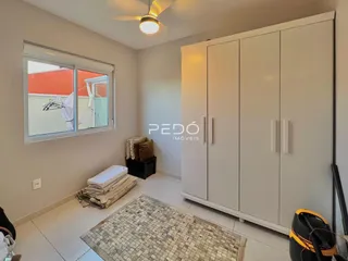 Quarto com janela e armário branco em um imóvel no Brasil.