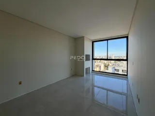 Ambiente interno com paredes brancas e piso de cerâmica.