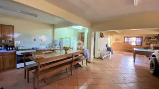 Interior de uma sala de estar com piso de cerâmica e móveis de madeira.
