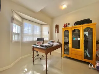 Ambiente interno com paredes claras e móveis de madeira.